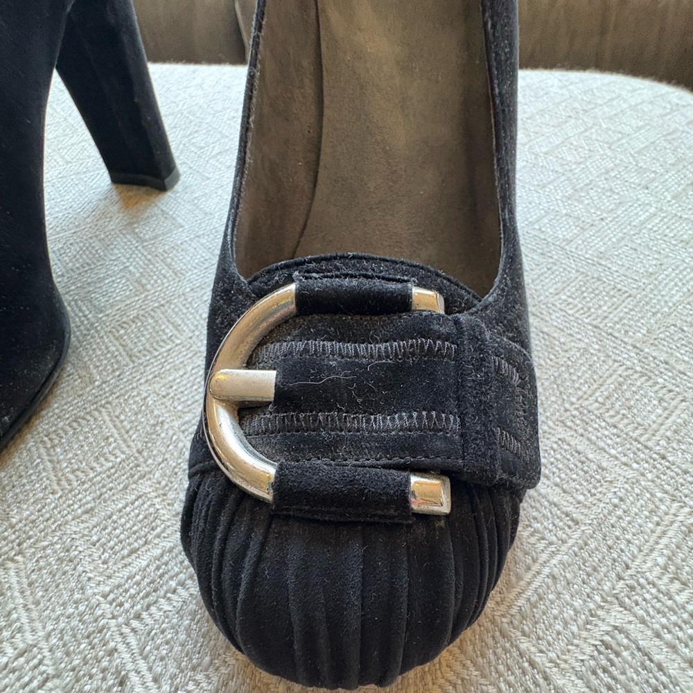 Vintage suede Stuart Weitzman 3.5” black suede shoes